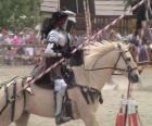 Şövalye zırh ile mızrağını hazır atını da zırhı ile korunan monte